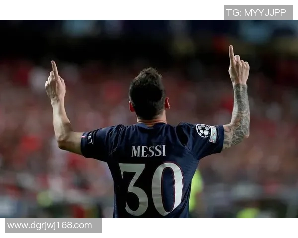 梅西足球明星庆祝动作的魅力与激情展现解析