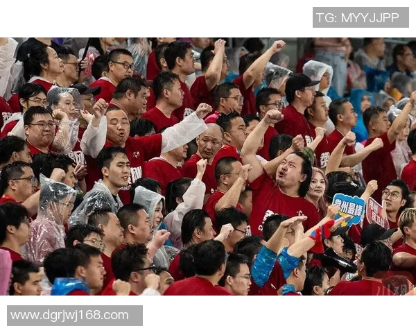 足球明星化身球迷的趣味瞬间揭秘与背后的故事分享 足球明星化身球迷的趣味瞬间揭秘与背后的故事分享