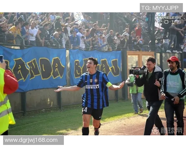 足球明星签名瞬间珍藏图集展现球场魅力与个性风采 足球明星签名瞬间珍藏图集展现球场魅力与个性风采