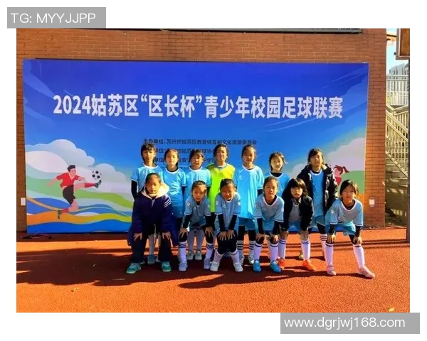 足球明星的魅力与才华如何在绿茵场上绽放光彩的精彩描述